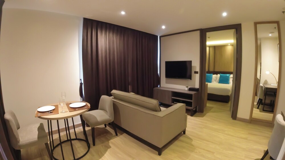 Suite, 1 King Bed, Private Bathroom, City View