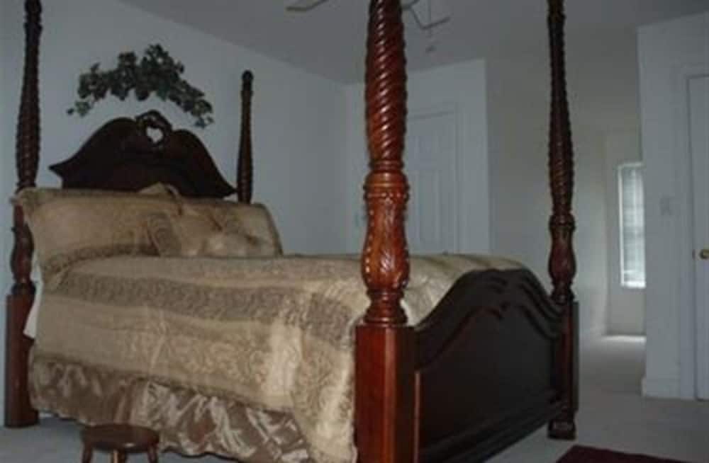 Standard Double Room, 1 Queen Bed, Shared Bathroom (Blue Mountain (shared bat)