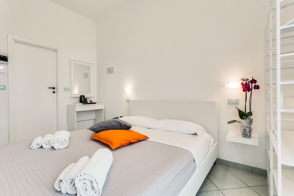 Comfort Room, Balcony