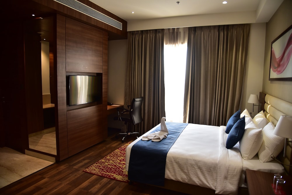 Deluxe Room, 1 Queen Bed, Accessible, Non Smoking (Mobility) photo 3
