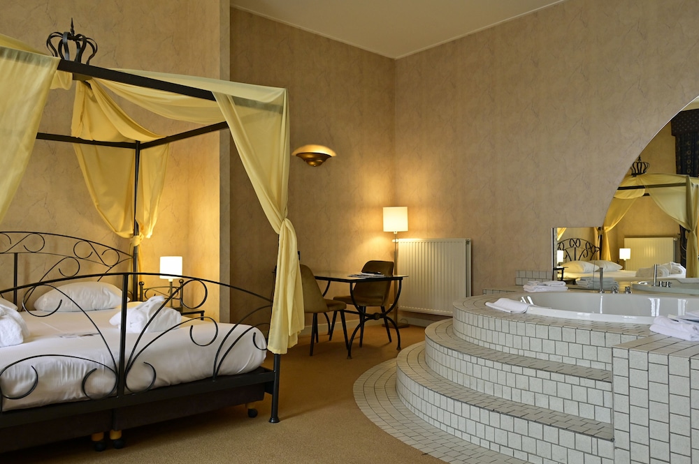 Luxe Suite - Photo 2