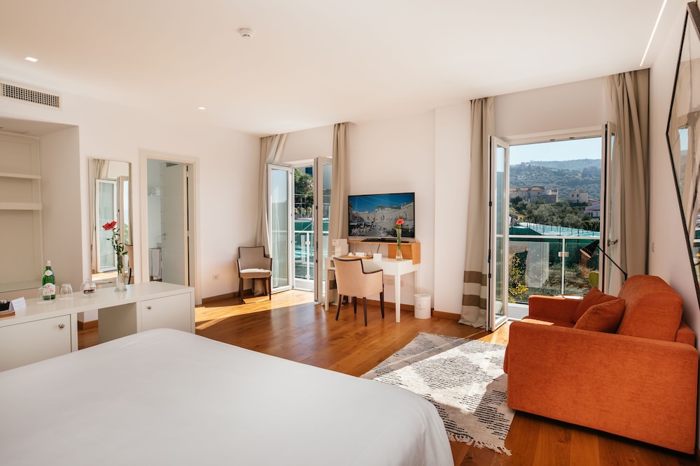 Junior Suite, Partial Sea View