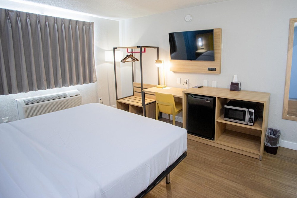 Standard Room, 1 Double Bed, Accessible, Non Smoking photo 3