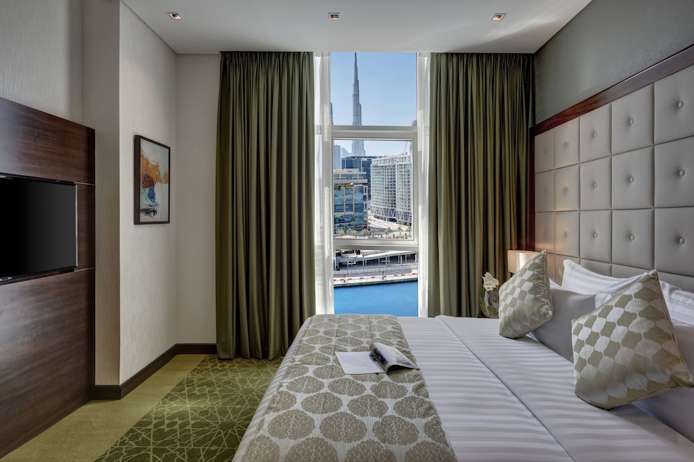 One Bedroom Apartment Canal View thumbnail 6