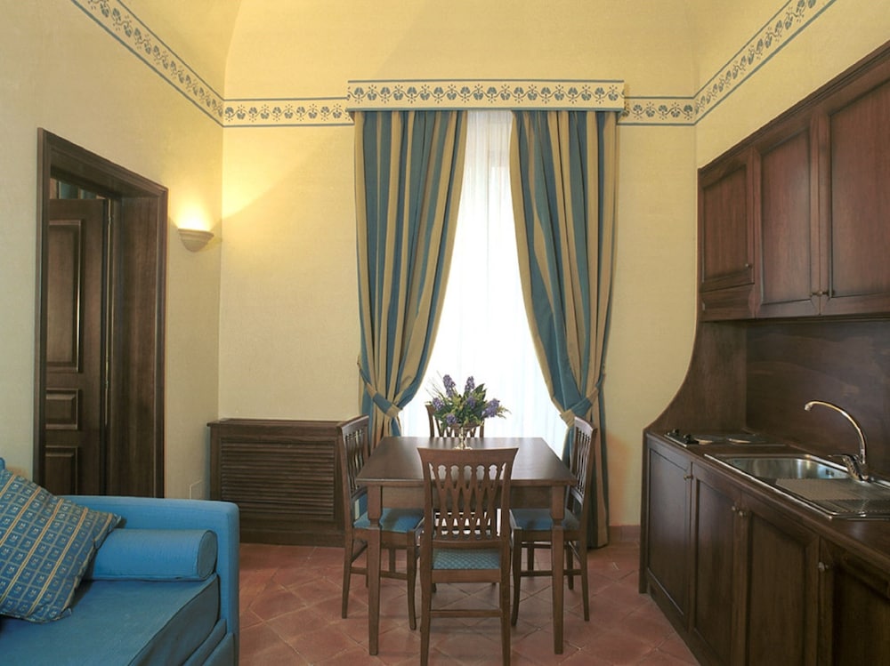 Suite - Photo 1