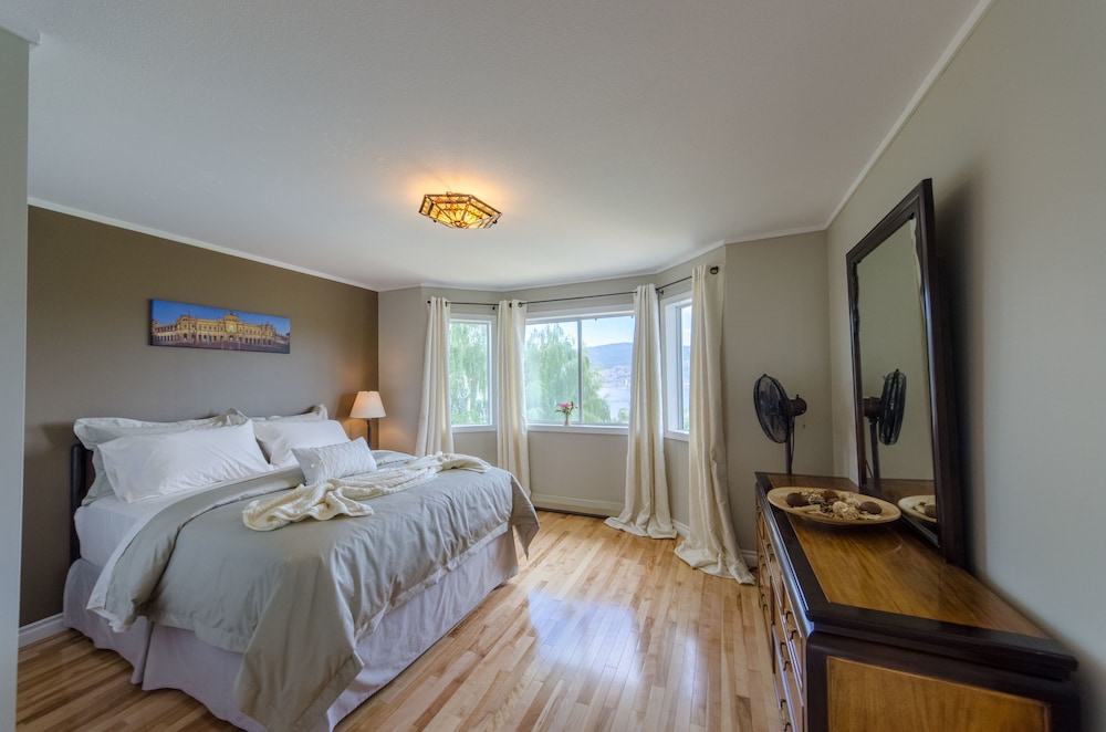 Romantic Suite, 2 Bedrooms, Lake View photo 3
