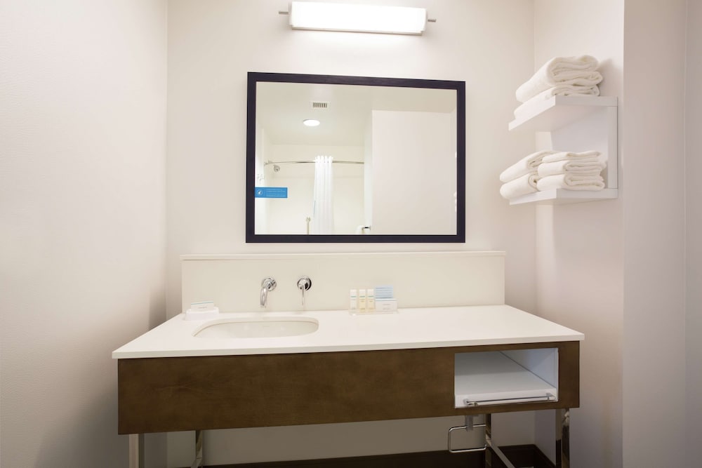 King Accessible Room with Roll-in Shower thumbnail 5