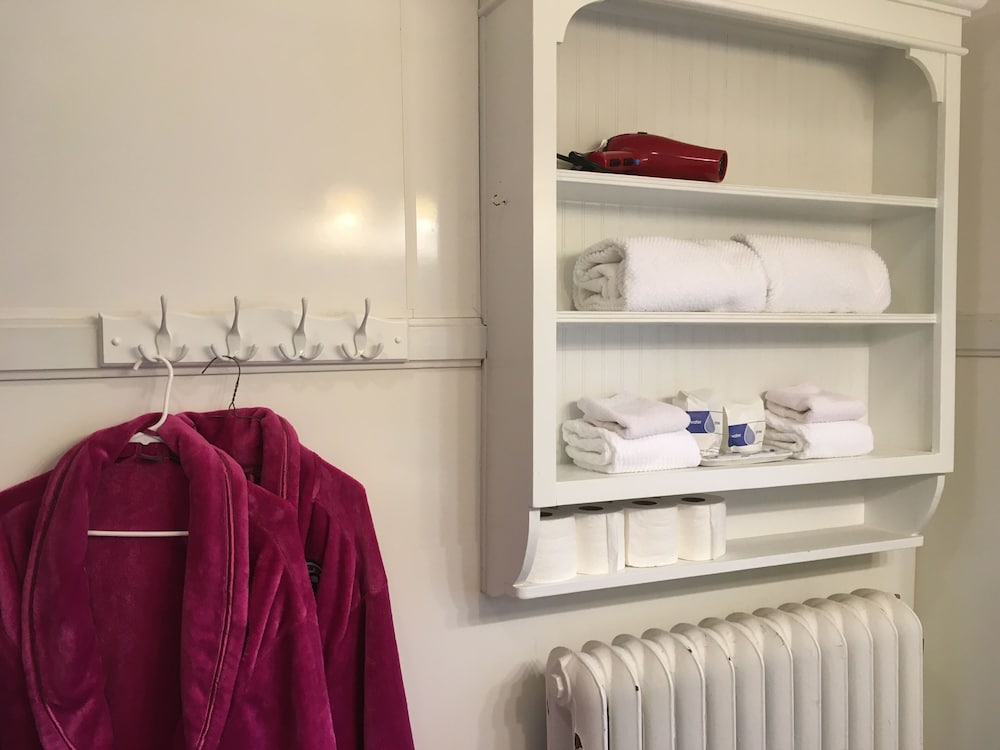 Standard Room, 1 King Bed, Non Smoking, Private Bathroom (The Rose Room) photo 2