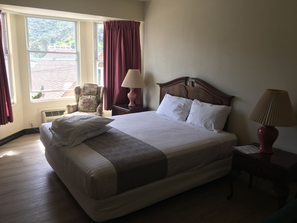 Standard Room, 1 King Bed, Partial Ocean View (4PO) photo 1