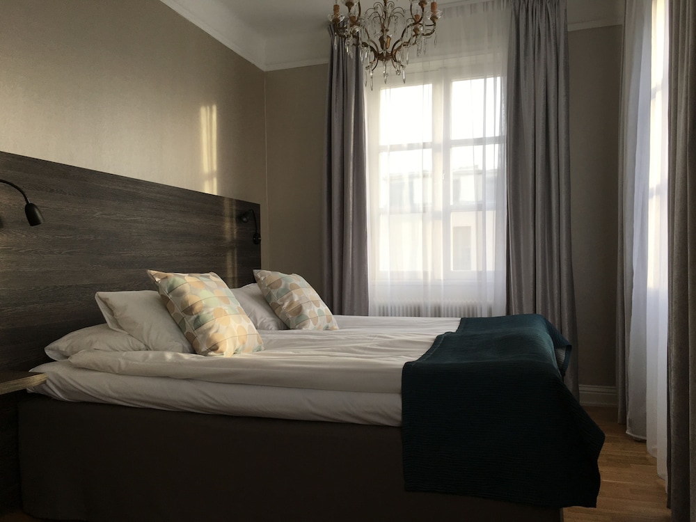 Suite, 1 King Bed, Non Smoking, Bathtub photo 2