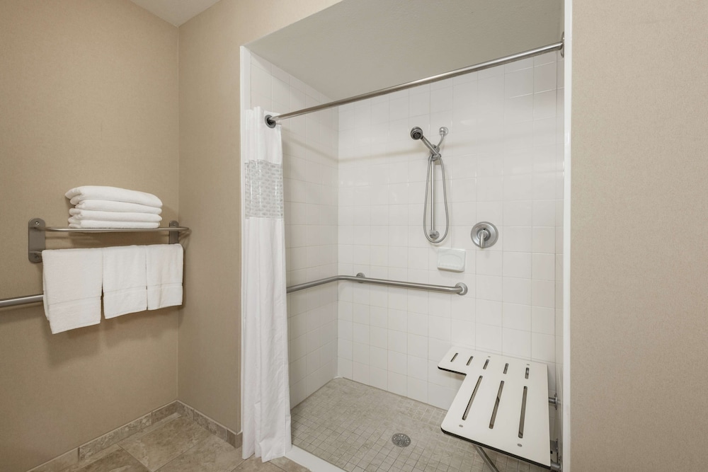 Room, 2 Queen Beds, Accessible, Non Smoking (Roll-in Shower) photo 3