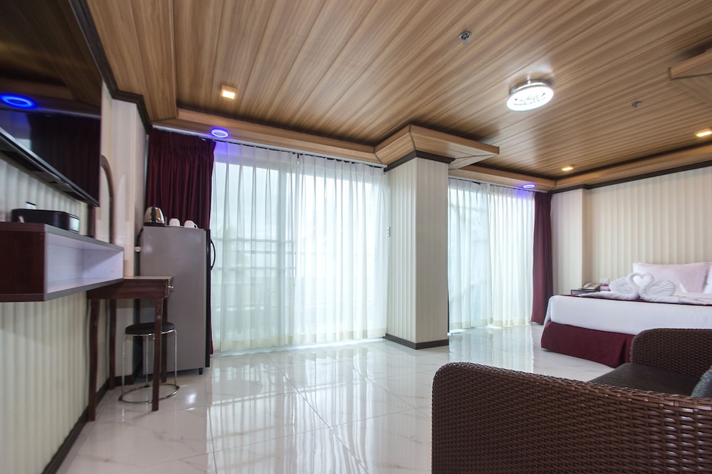 Premier Suite with Partial View (Main Bldg) photo 3
