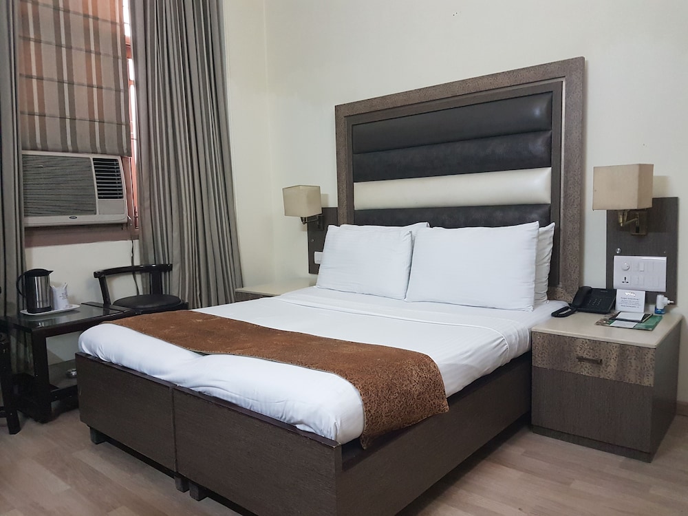 Basic Room, 1 Double Bed, No Windows photo 2