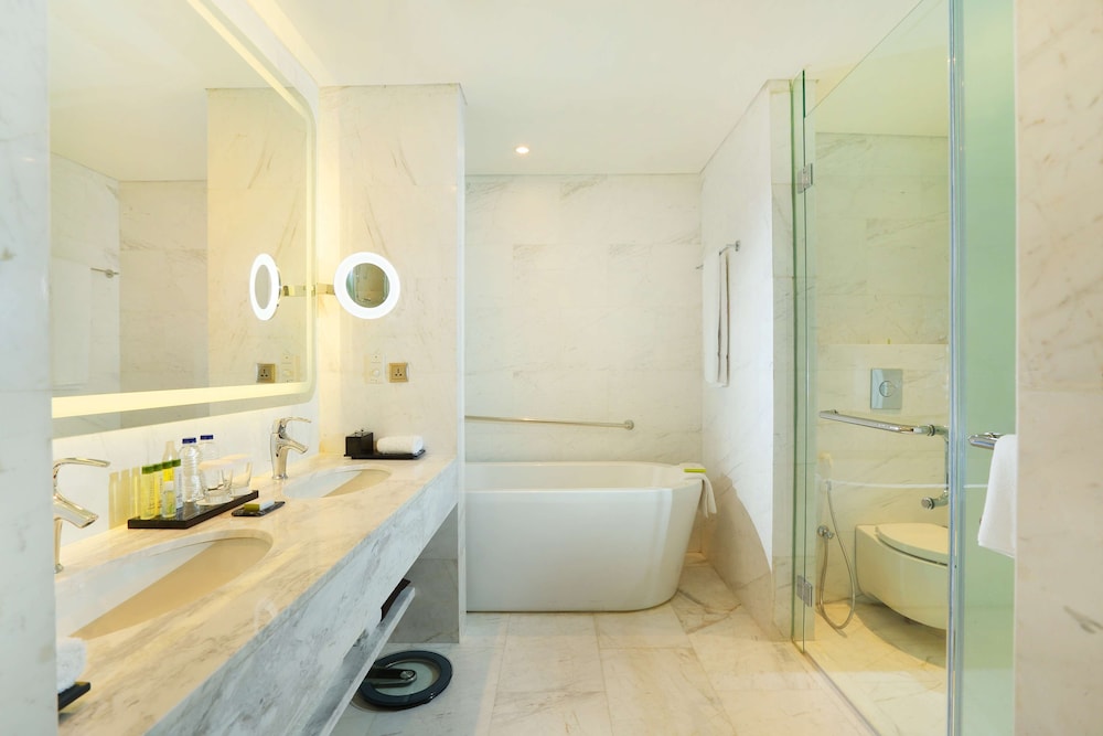 Superior King Suite thumbnail 6