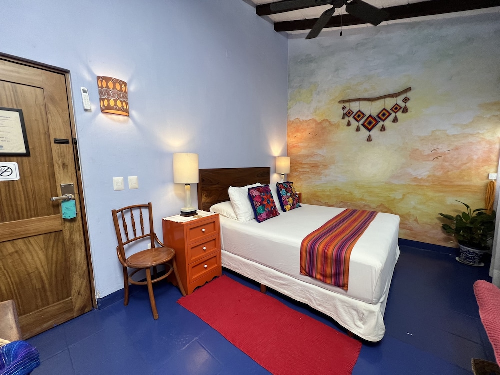 Dusk & Dawn. Main House Room photo 3