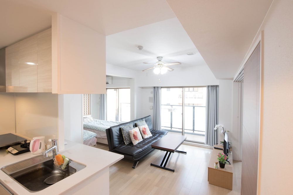Room (903)