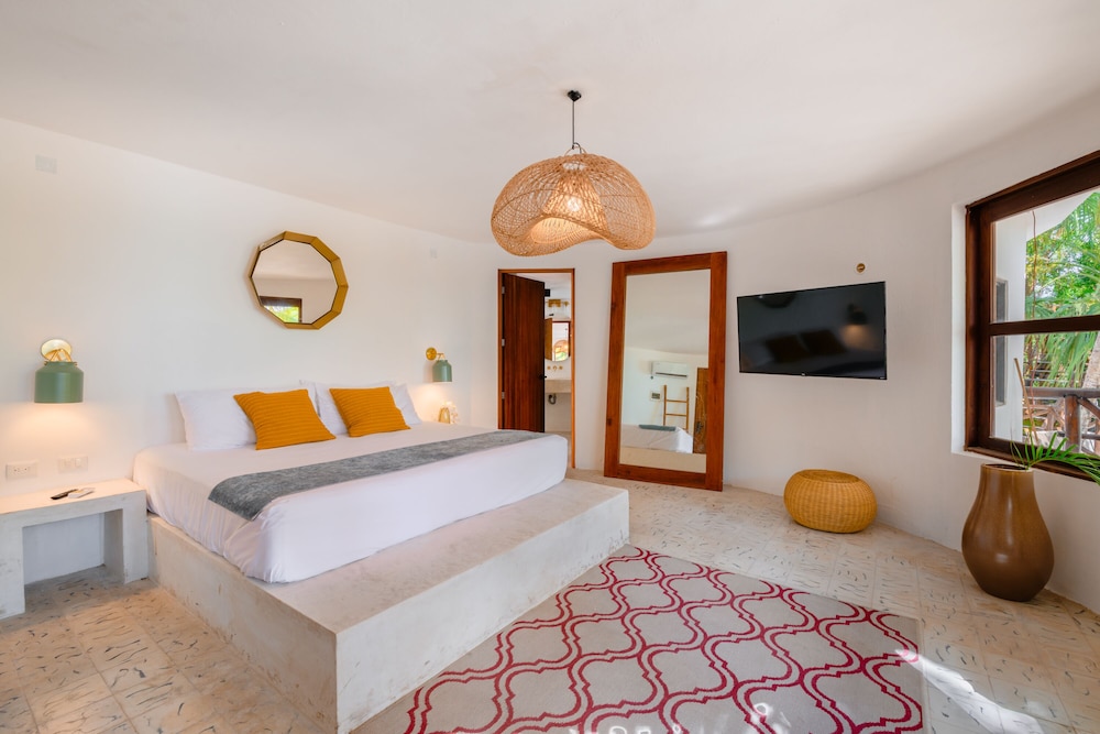 Premier Suite, 1 King Bed, Balcony, Lake View photo 3