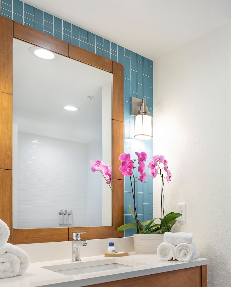 Deluxe Room, 1 King Bed, Marina View - Photo 6