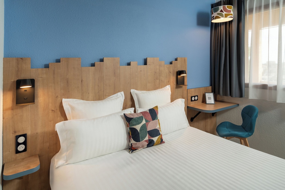 Standard Room, 1 Queen Bed, Non Smoking - Photo 7
