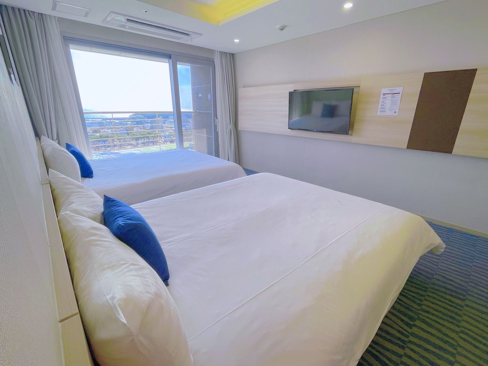 [Wine Pkg] Executive Room + 1 Red Wine + 2 Wine Glasses photo 3