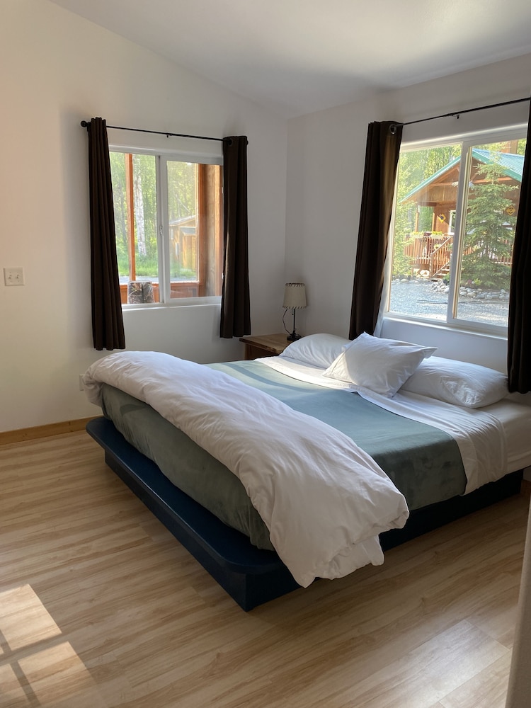 Cabin 7 King Bed, Kitchenette, Private Bathroom & Screened Porch