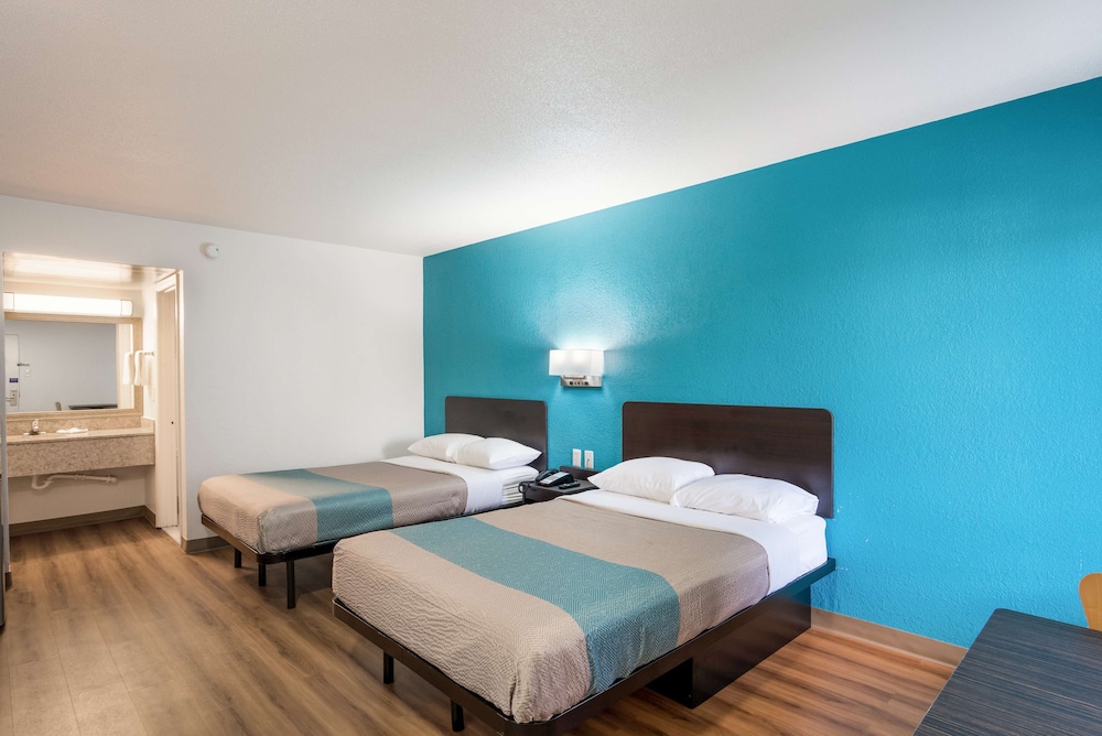 Deluxe Quadruple Room, 2 Double Beds, Smoking, Refrigerator & Microwave photo 1