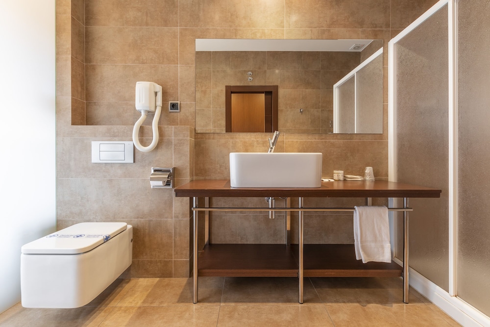 Standard Double or Twin Room - Photo 15