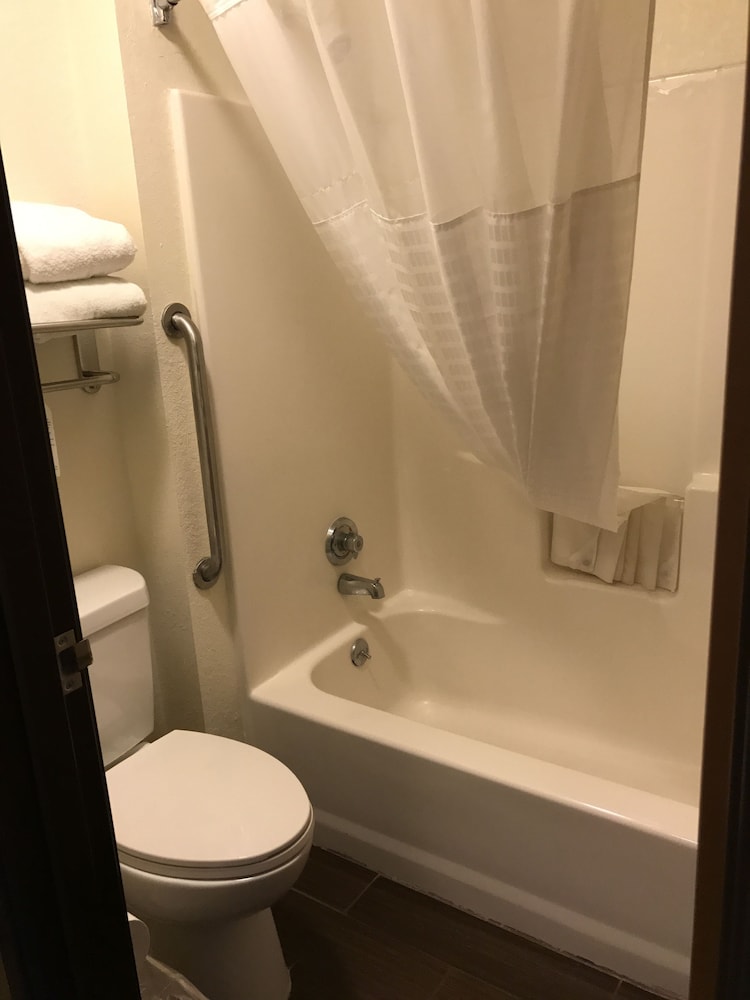 Standard Room, 2 Queen Beds, Non Smoking (Pets Allowed) - Photo 6