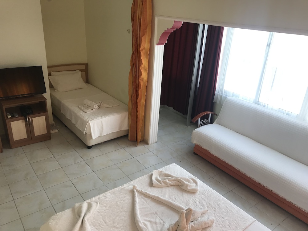 Standard Triple Room, 1 Bedroom, Non Smoking, Partial Sea View photo 3