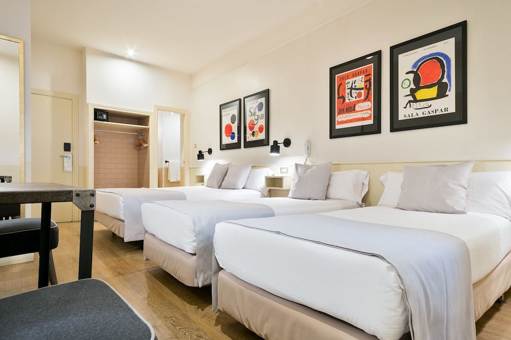 Double Room (with extra bed) photo 2