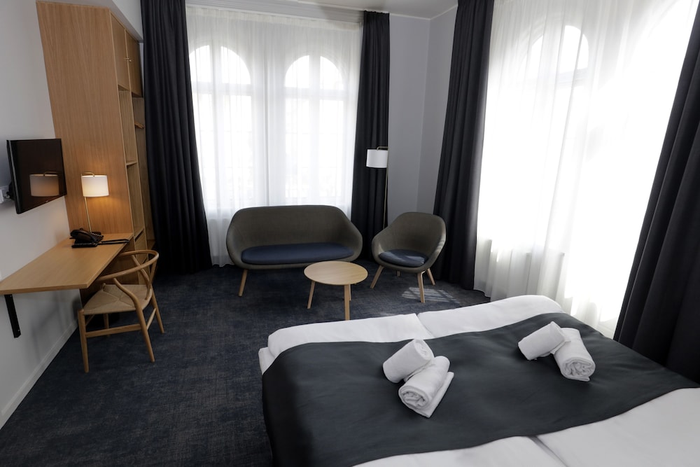 Superior Deluxe Double Room, Canal View thumbnail 5