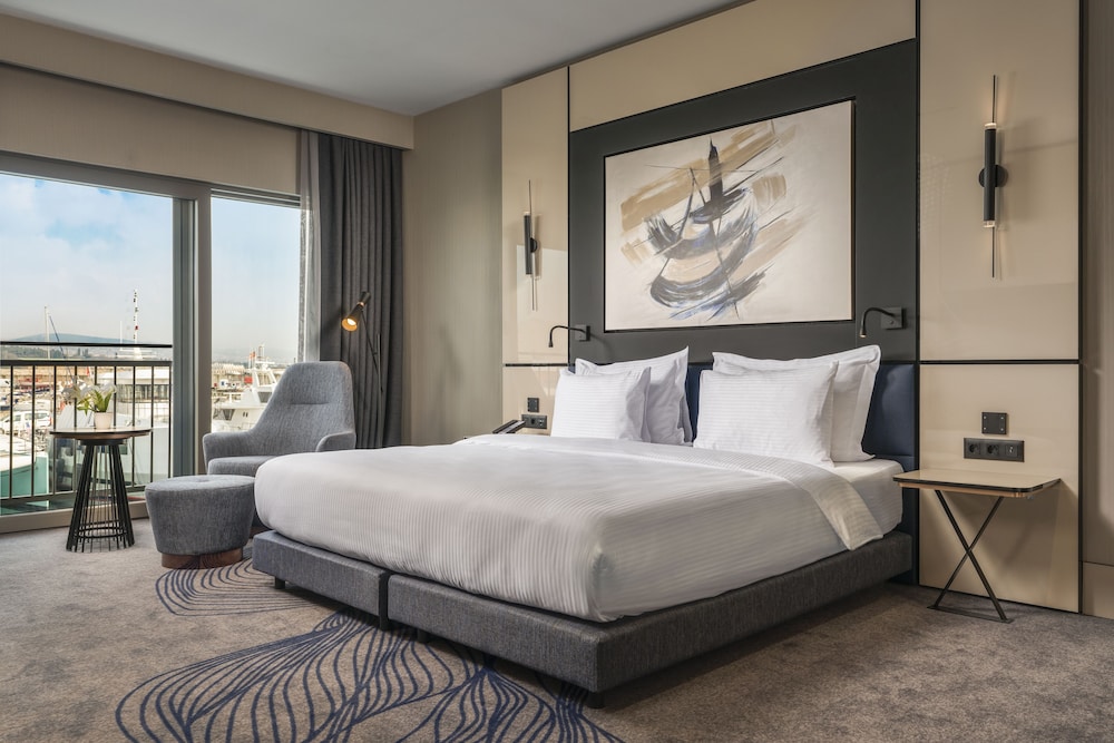 Standard Room, 1 King Bed, Marina View photo 2