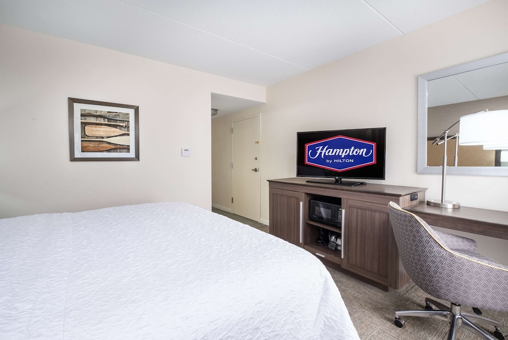 Room, 1 King Bed, Refrigerator - Photo 4