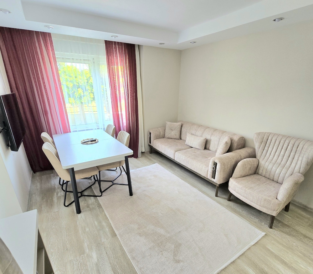 Classic Apartment, 1 Bedroom, Non Smoking, Courtyard View thumbnail 5