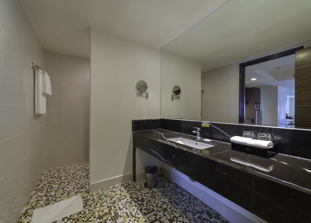 Junior Suite - Queen photo 3