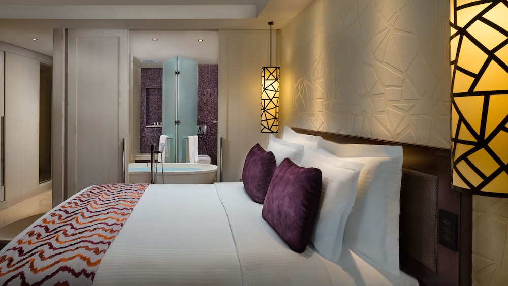 Deluxe Room, 1 King Bed, City View - Photo 8