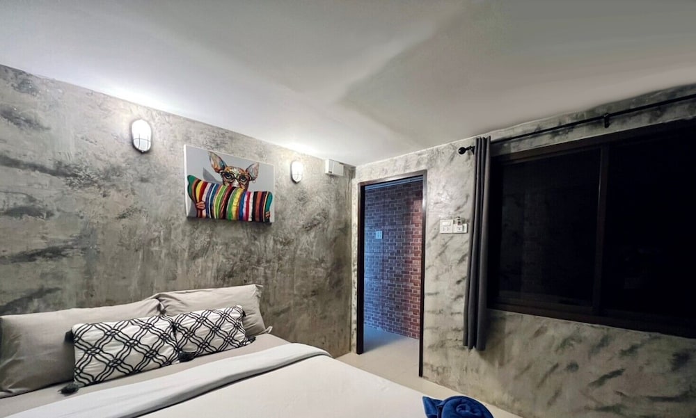 Basic Room, 1 Queen Bed - Photo 17