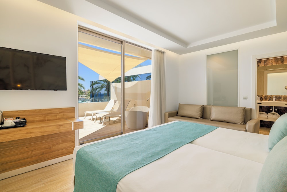 Deluxe Room, Jetted Tub, Sea View - Photo 4