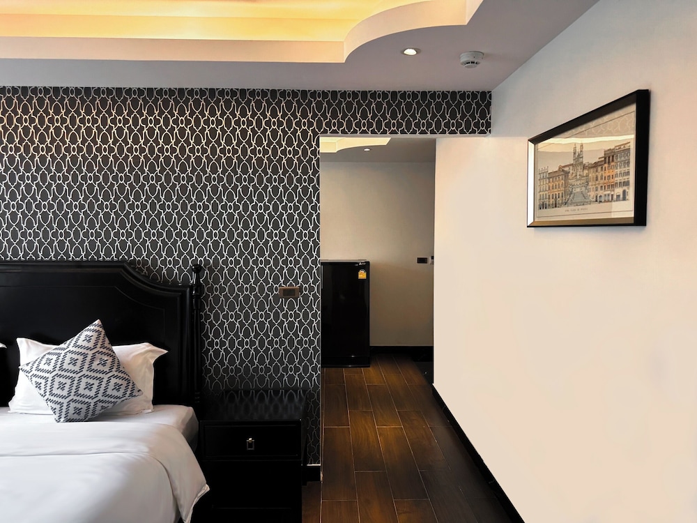 Honeymoon Suite - Photo 3
