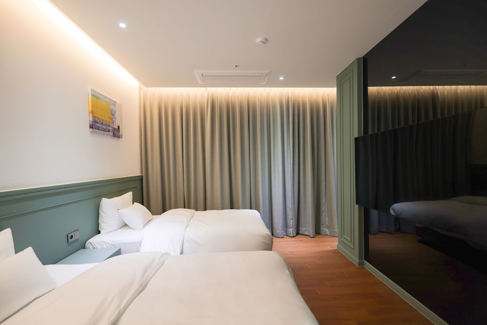 Premier Suite Twin Room - Photo 10