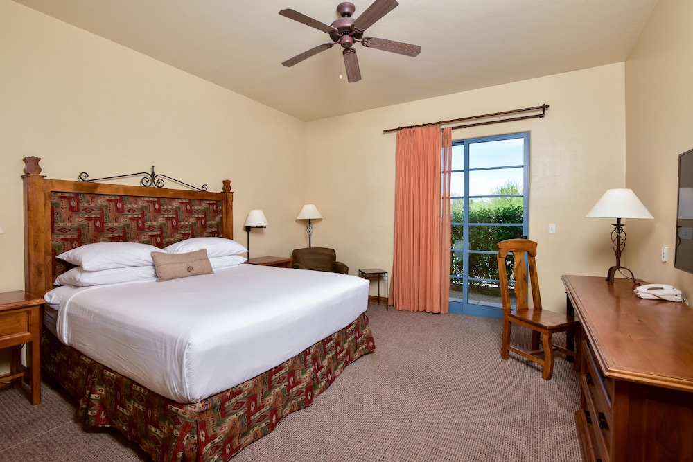 1 Bedroom Deluxe Suite - Photo 2