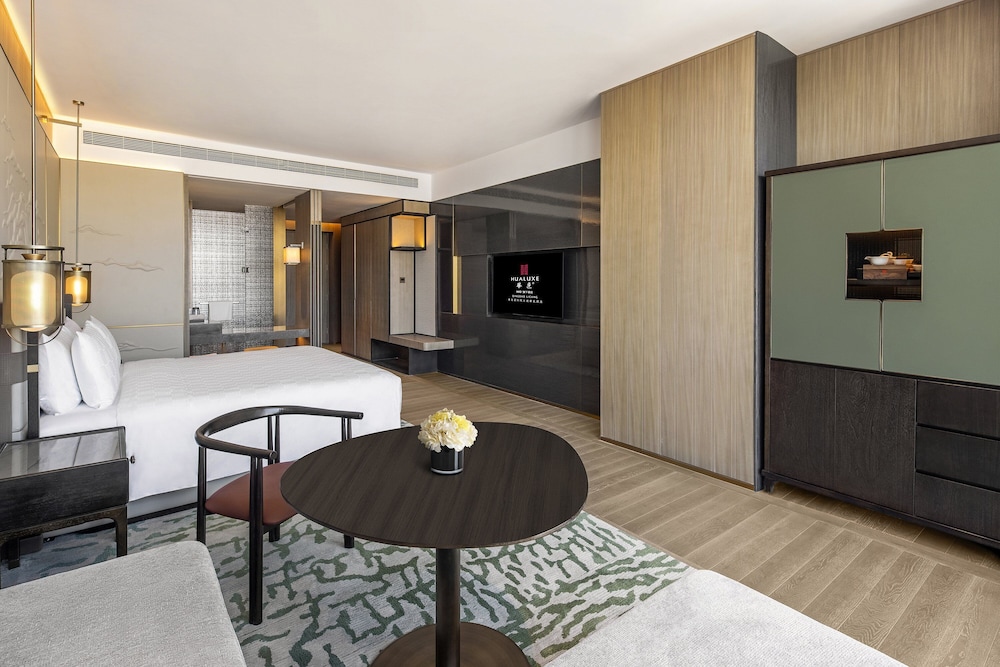 1 King Bed Premium City View - Photo 3