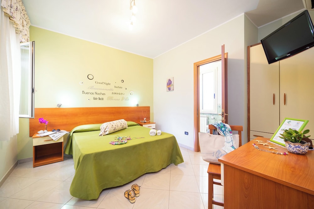 Economy Room, Ensuite photo 1
