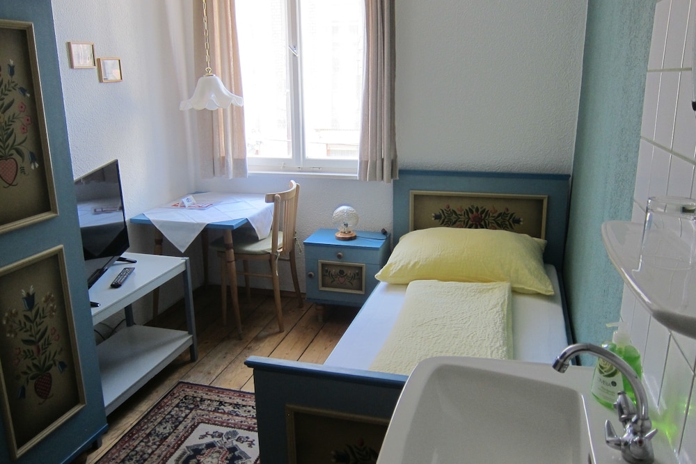 Single Room, Shared Bathroom photo 3