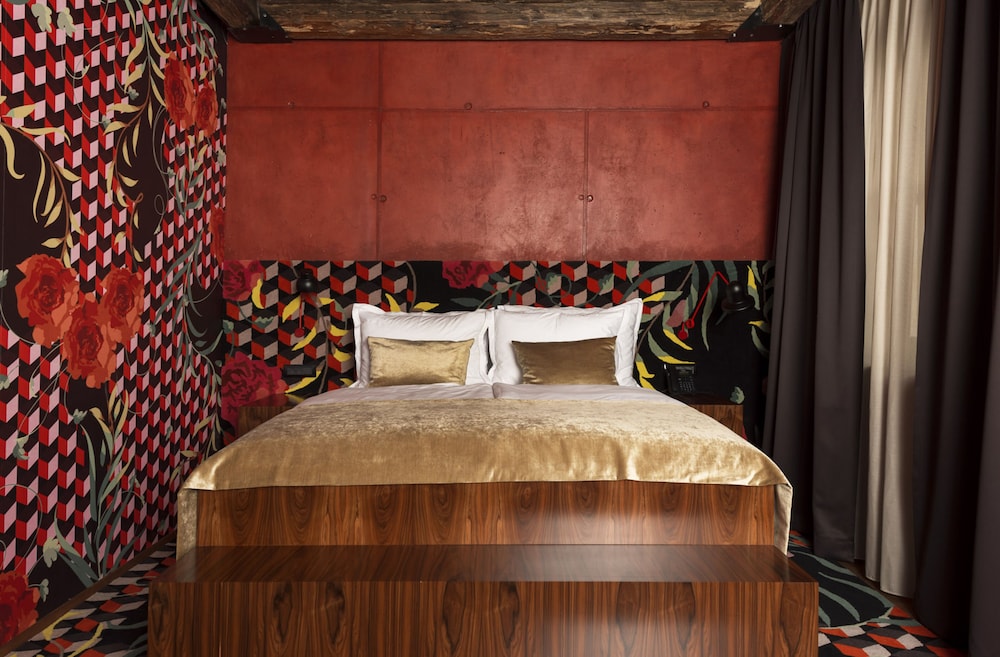 DELUXE ROOM - Photo 9