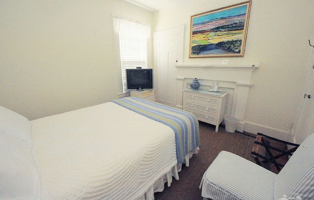 Room, 1 Queen Bed, Shared Bathroom photo 3
