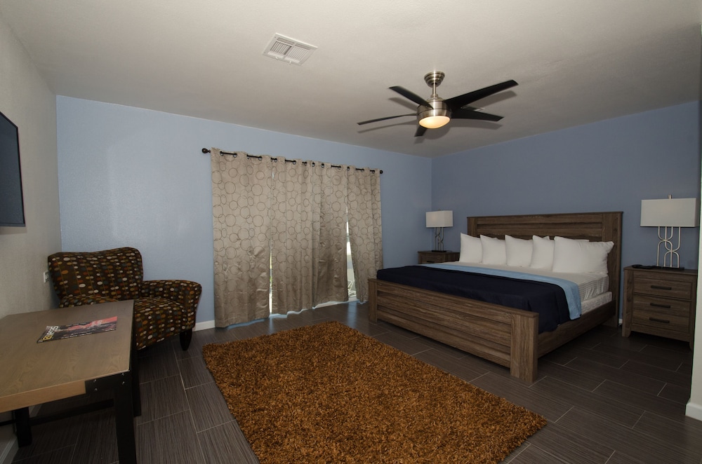 Exclusive Suite, 1 King Bed, Patio, Poolside - Photo 2