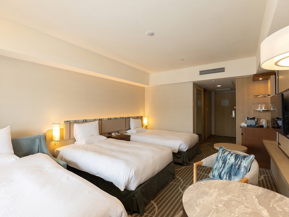 Deluxe Triple Room, Non Smoking (28-33F, Skyview floor) - Photo 1