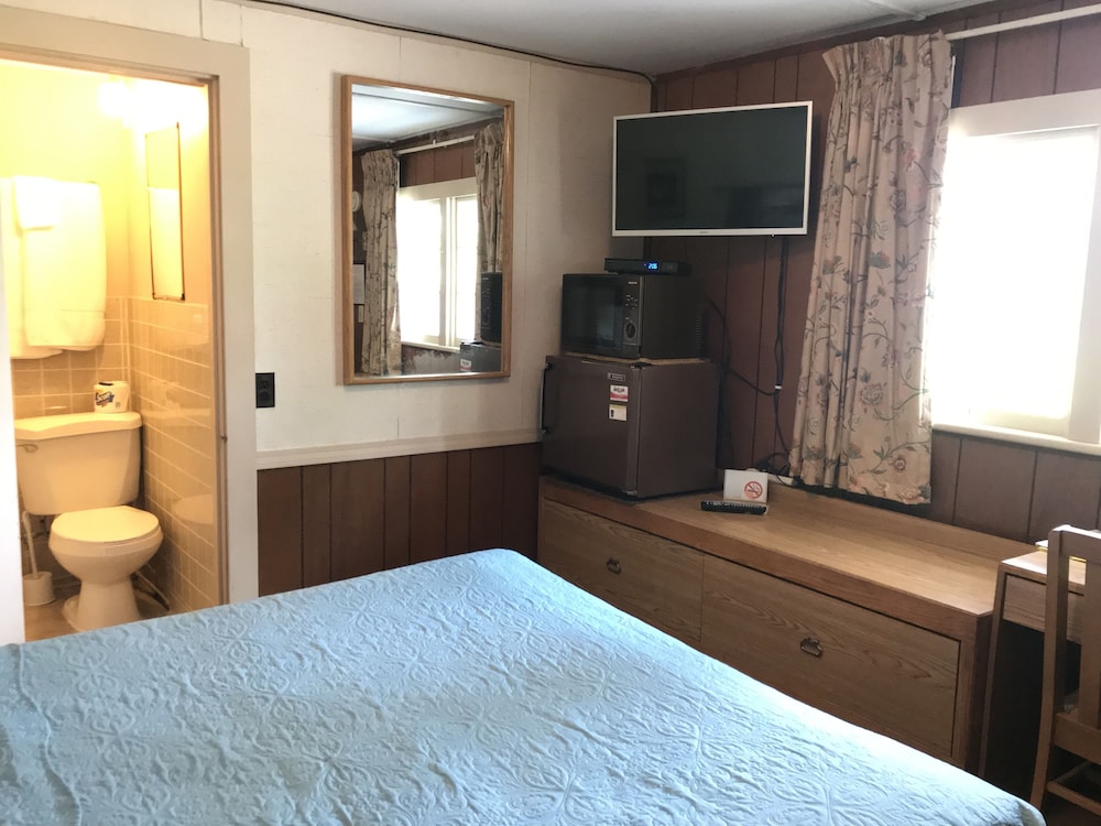 Standard Room, 1 Queen Bed, Partial Lake View photo 2