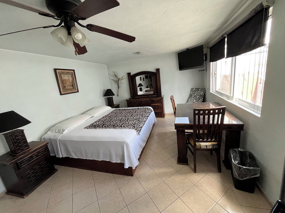 Standard Room, 1 King Bed, Refrigerator & Microwave, Courtyard View